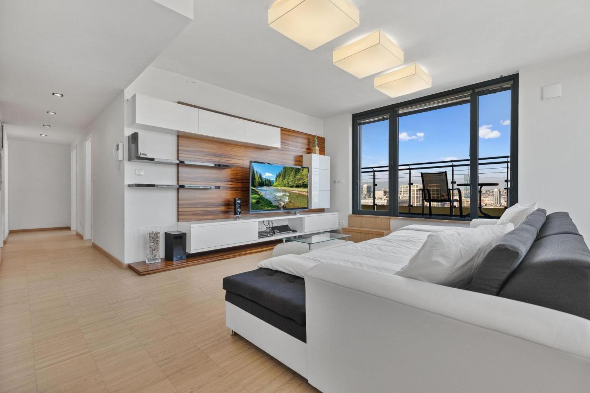 Sky Apartman In Bratislava - With 2 Parking Places ภายนอก รูปภาพ
