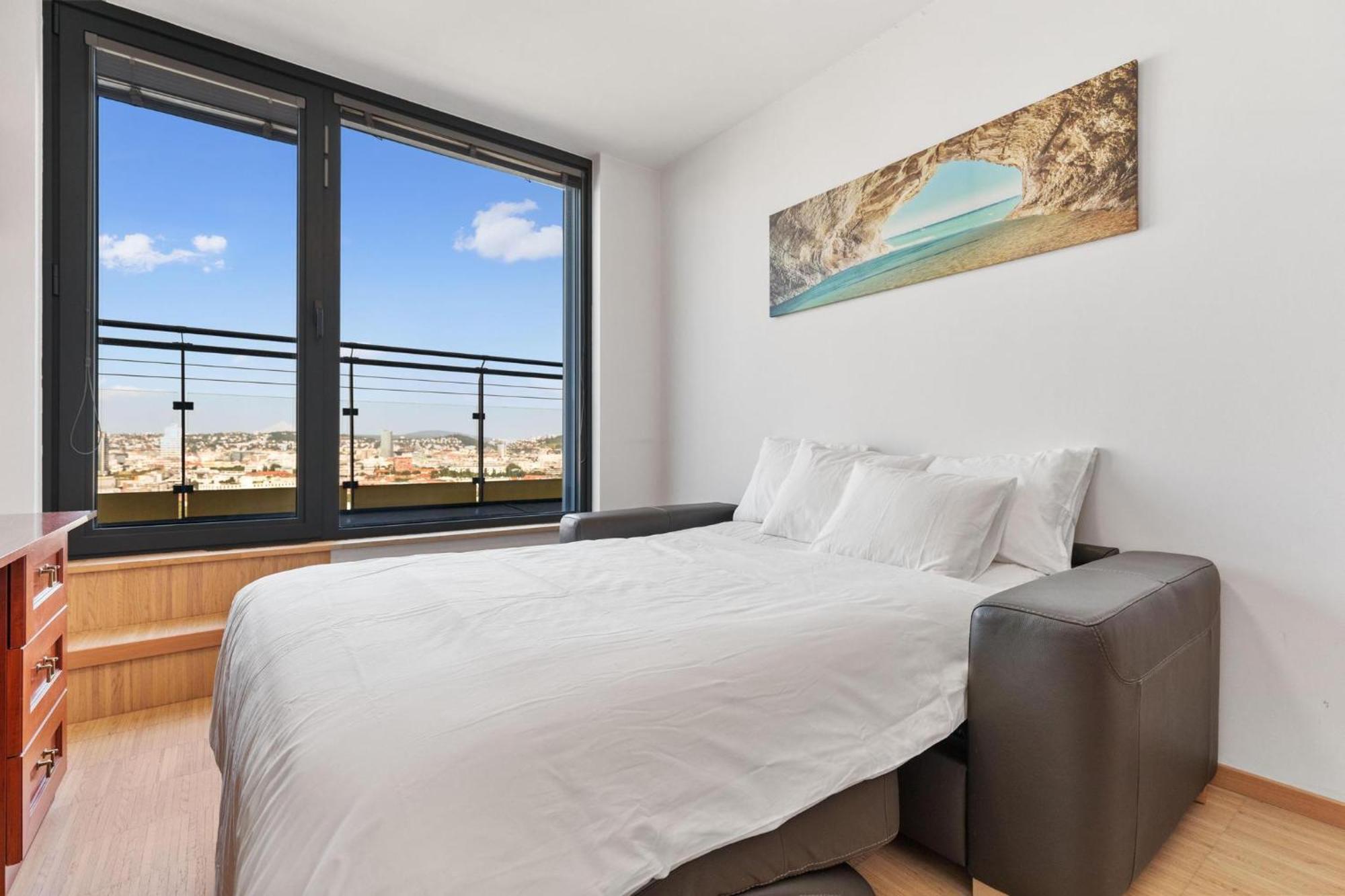 Sky Apartman In Bratislava - With 2 Parking Places ภายนอก รูปภาพ