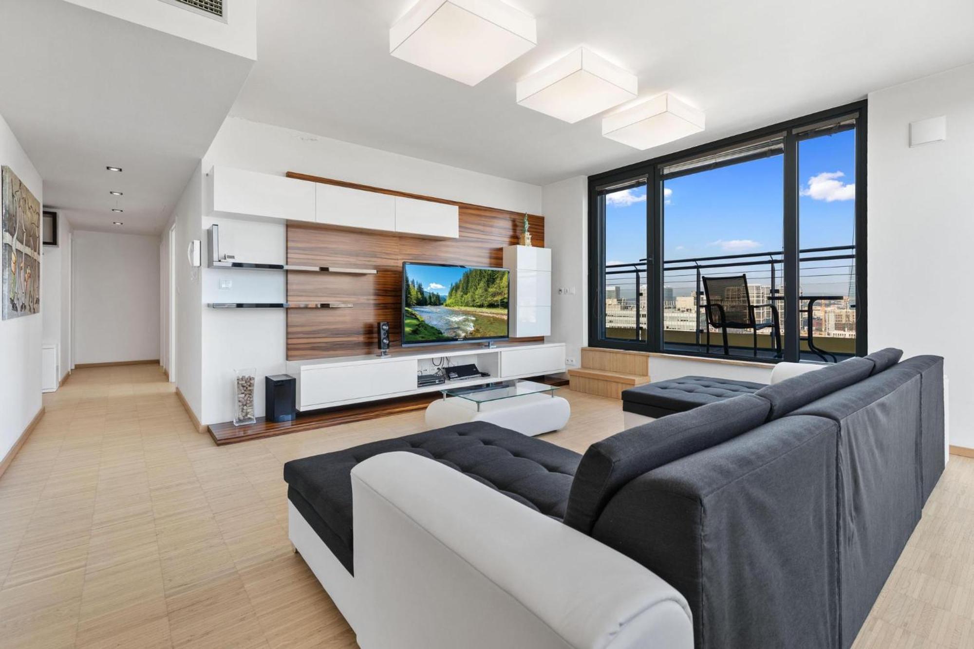 Sky Apartman In Bratislava - With 2 Parking Places ภายนอก รูปภาพ