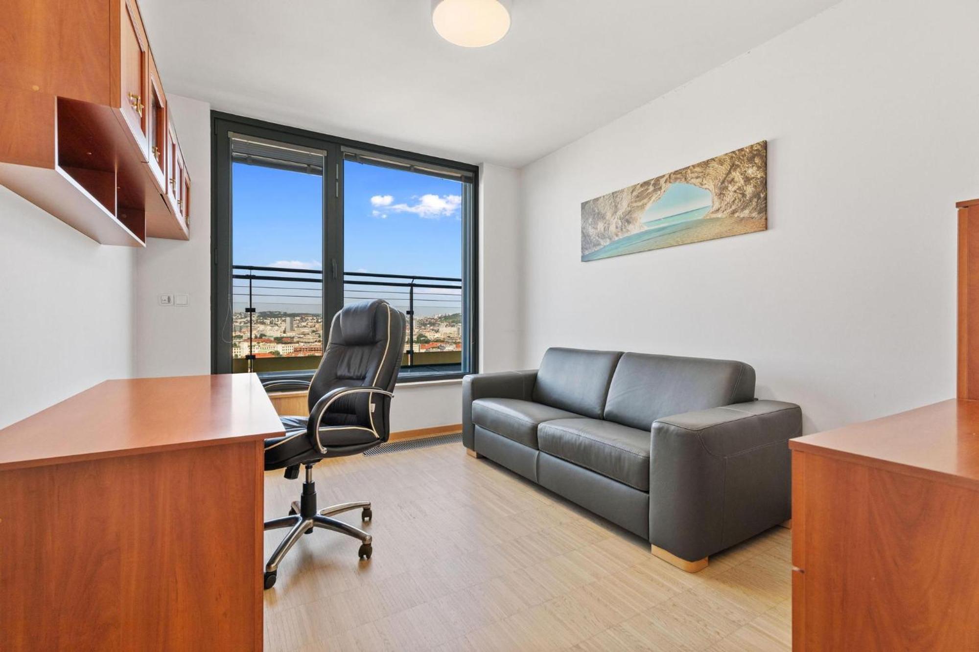 Sky Apartman In Bratislava - With 2 Parking Places ภายนอก รูปภาพ