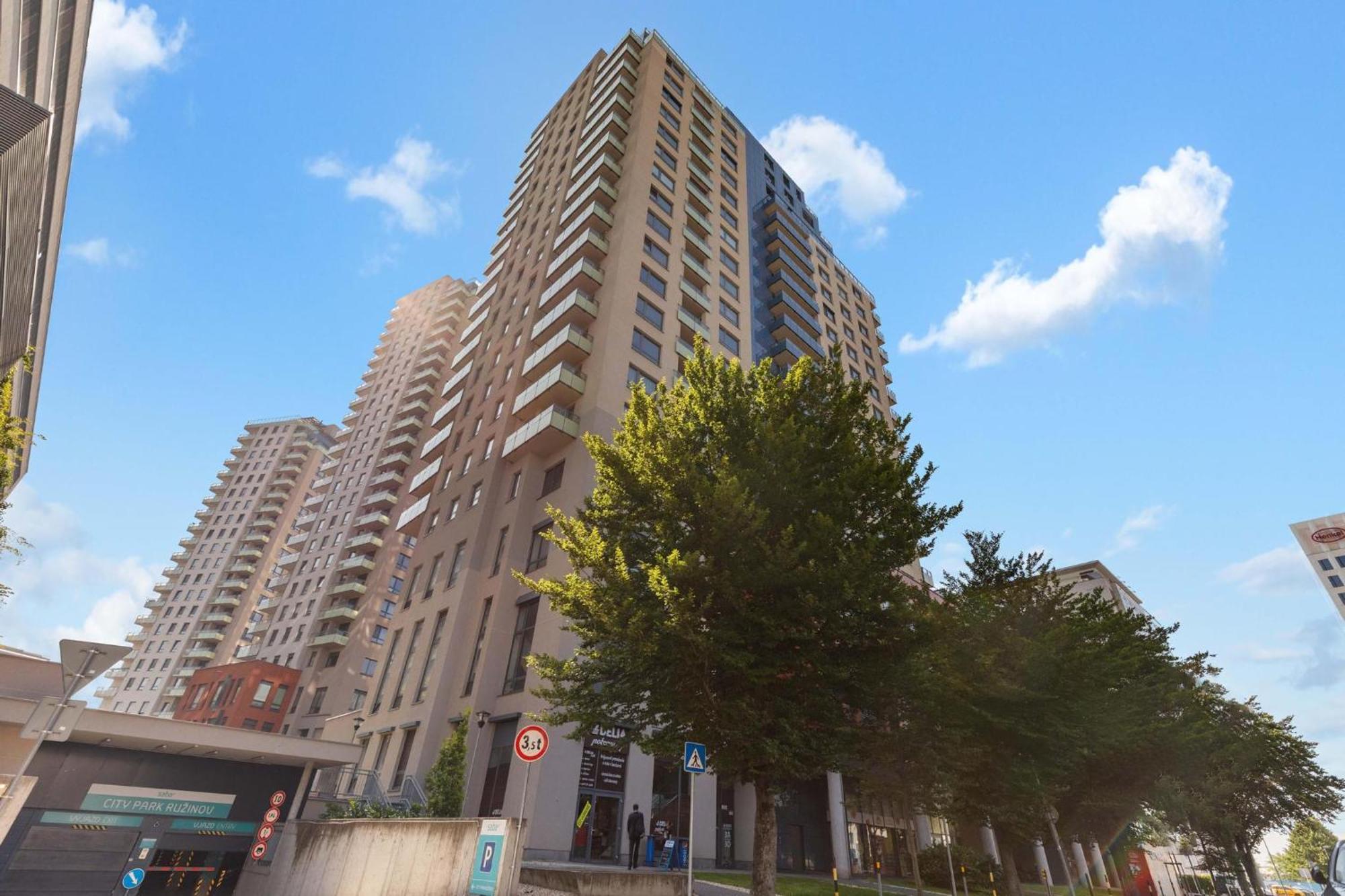 Sky Apartman In Bratislava - With 2 Parking Places ภายนอก รูปภาพ