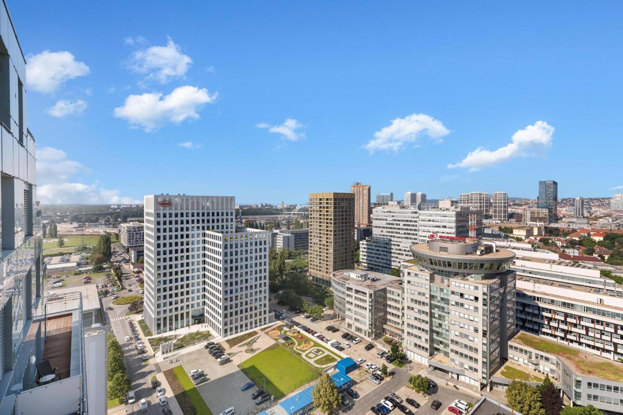 Sky Apartman In Bratislava - With 2 Parking Places ภายนอก รูปภาพ